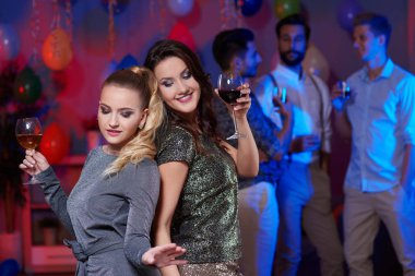 partide neşeli insanlar