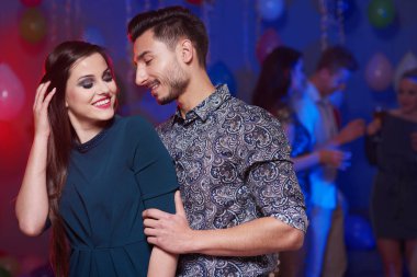 Çift romantik dansı 