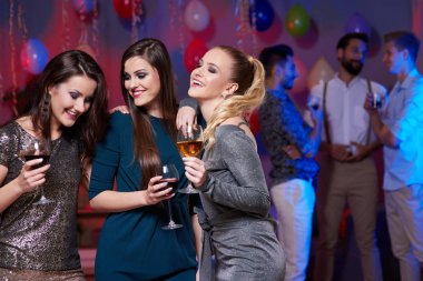 kutlama yeni yıl gençler