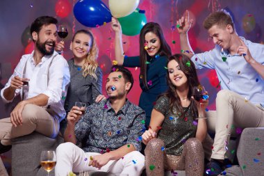 kutlama yeni yıl gençler