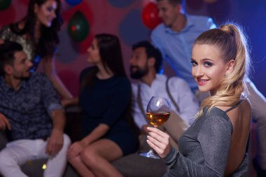 kutlama yeni yıl gençler