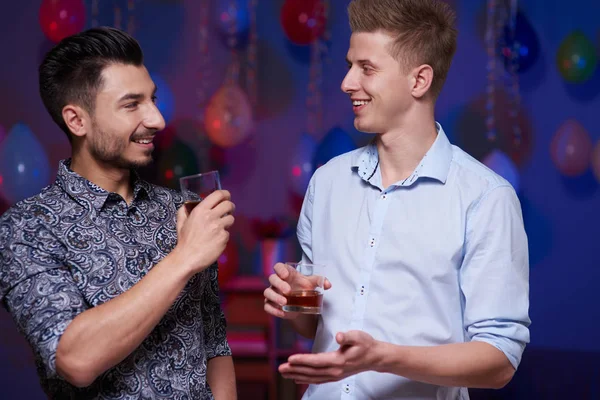 Young men friends drinking alcohol — Stock Photo, Image