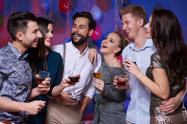 Unge mennesker fejrer nytår - Stock-foto
