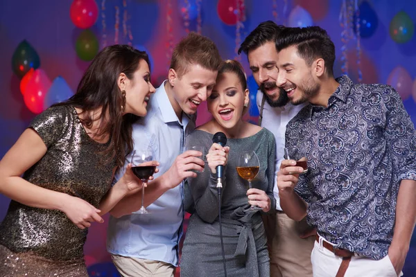 Amigos en la fiesta de noche —  Fotos de Stock