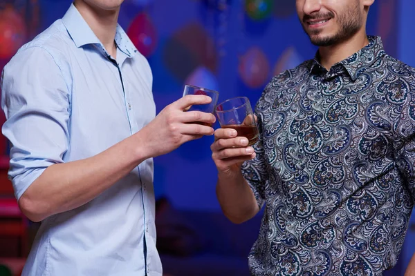 Young men friends drinking alcohol — Stock Photo, Image