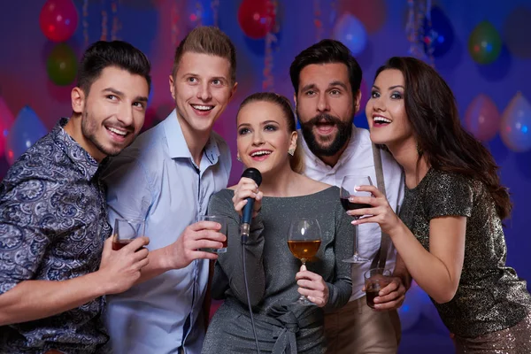 Friends at night party — Stock Photo, Image