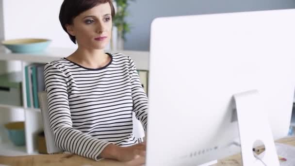 Mujer de negocios trabajando en la oficina — Vídeo de stock