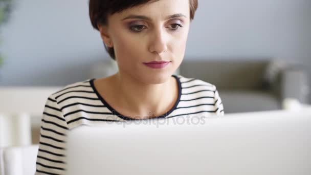 Mujer de negocios trabajando en la oficina — Vídeo de stock