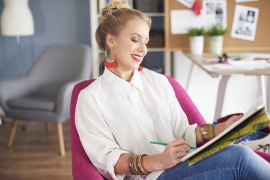 Koltukta oturan Tasarımcısı