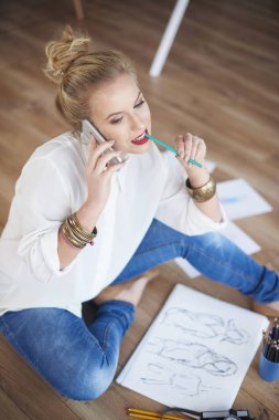 Kalem ile katta oturan Tasarımcısı