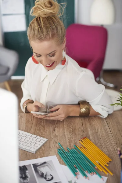 Mensaje de escritura de diseñador en el teléfono — Foto de Stock