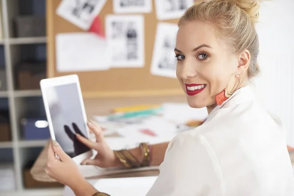 Diseñador trabajando con la tableta — Foto de Stock