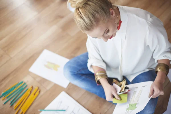 Ontwerper zittend op de vloer — Stockfoto