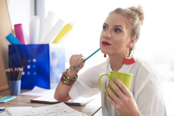 Diseñador con taza y lápiz — Foto de Stock