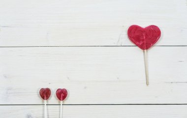 Ahşap arka plan üzerinde kırmızı lolipop