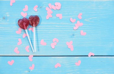 Ahşap arka plan üzerinde kırmızı lolipop