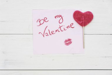 Ahşap arka plan üzerinde kırmızı lolipop