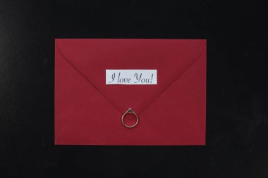 Kırmızı zarf üzerinde halka