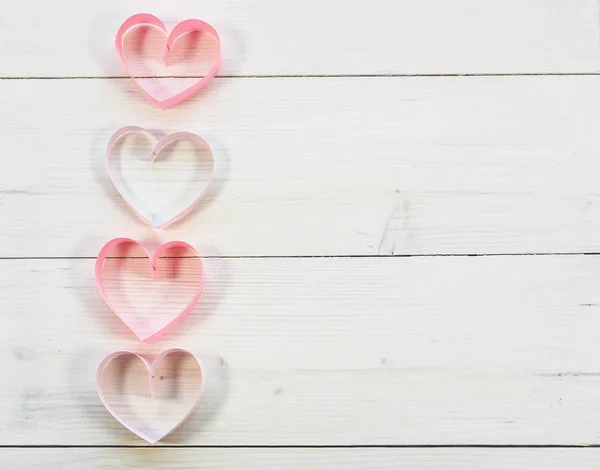 Corazones sobre fondo de madera — Foto de Stock