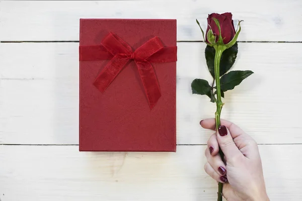 Red rose and present — Stock Photo, Image