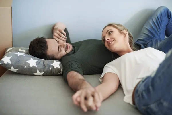 Couple lying down in room — Stock Photo, Image