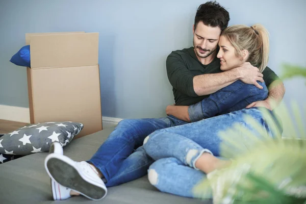 Couple sitting on floor and hugging — Stock Photo, Image