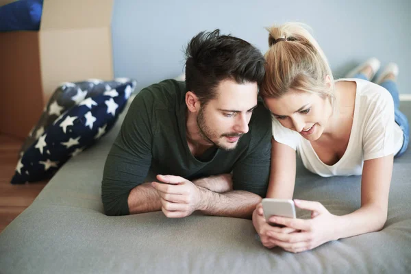 Couple using gadget — Stock Photo, Image