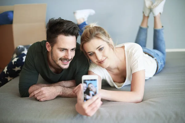 Pareja tomando selfie —  Fotos de Stock