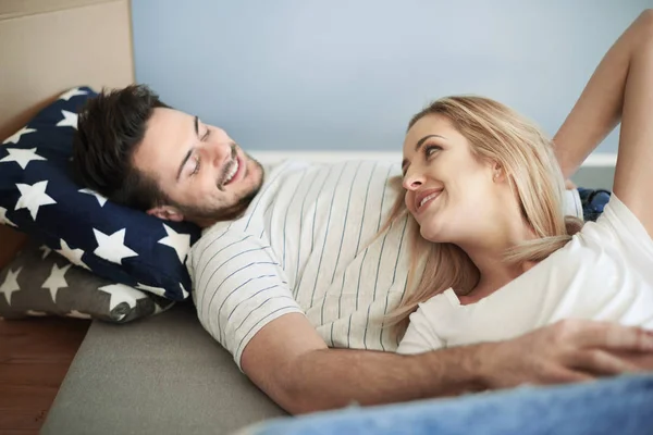 Paar liggen op kamer — Stockfoto