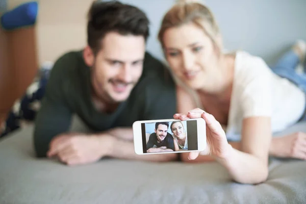 Casal tirando selfie — Fotografia de Stock