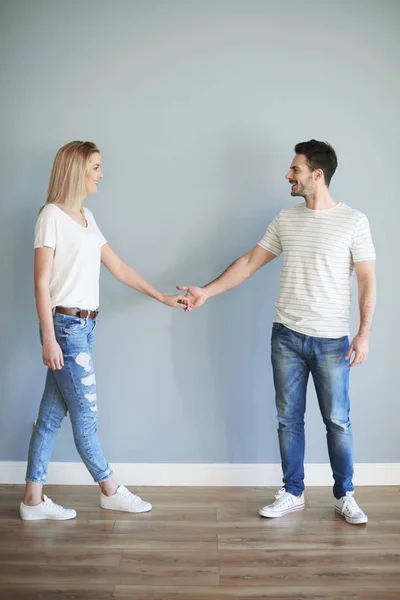 Couple standing in room — Stock Photo, Image