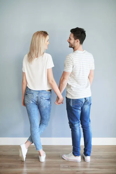 Couple standing in room — Stock Photo, Image
