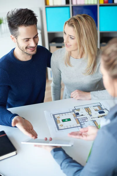 Young couple in sales office — Stock Photo, Image