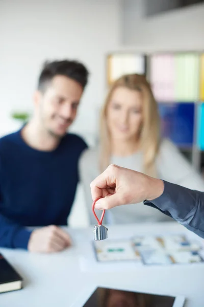 Young couple in sales office — Stock Photo, Image