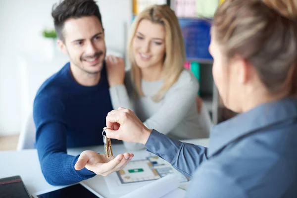 Young couple in sales office — Stock Photo, Image