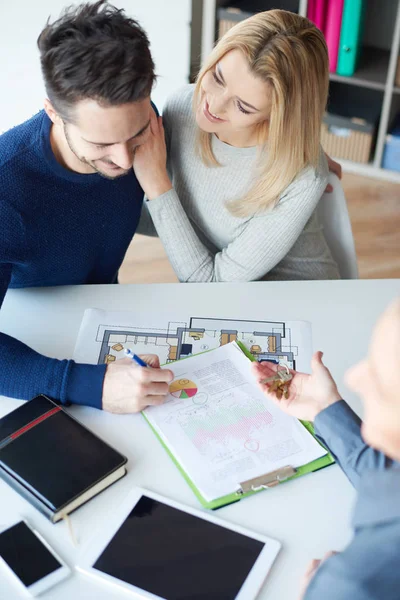 Young couple in sales office — Stock Photo, Image