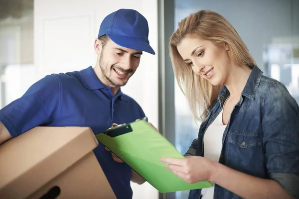 Levering man geven cardboxes — Stockfoto