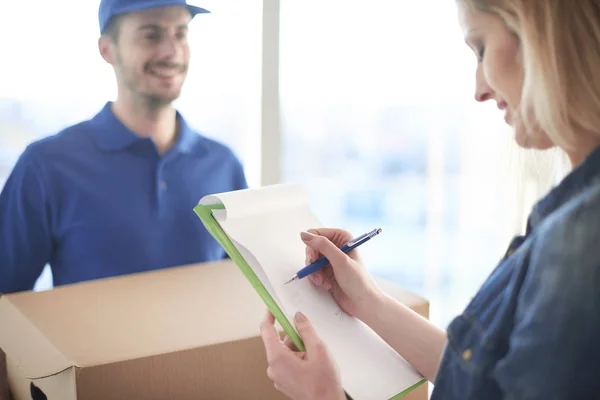 Leverans man ger cardboxes — Stockfoto