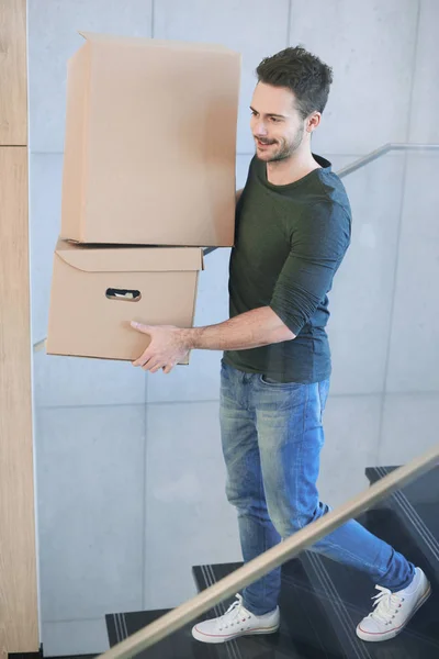 Человек с коробками — стоковое фото