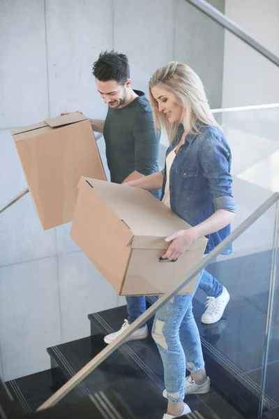 Couple carrying cardboard boxes — Stock Photo, Image