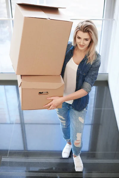 Mulher carregando caixas de papelão — Fotografia de Stock