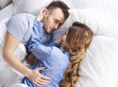 yatakta güzel Çift