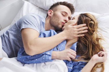 yatakta güzel Çift