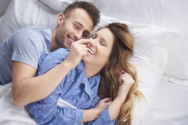 Belo casal na cama — Fotografia de Stock