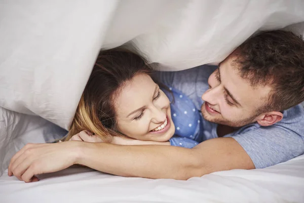 Belo casal na cama — Fotografia de Stock