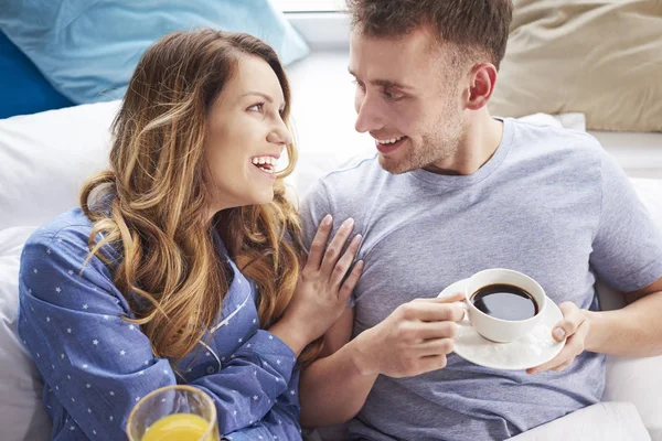 Mooie paar in pyjama — Stockfoto