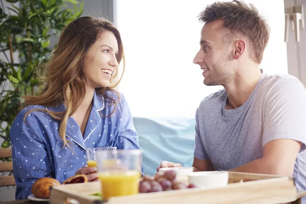 Beau couple en pyjama — Photo