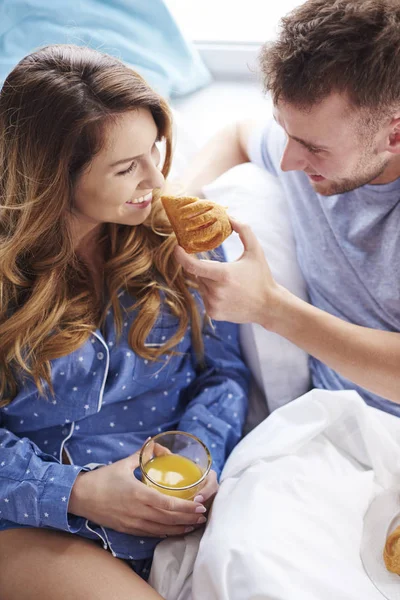 Beau couple en pyjama — Photo