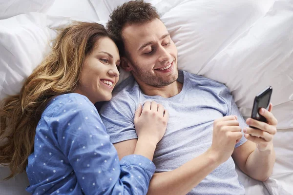 Красива пара в ліжку — стокове фото