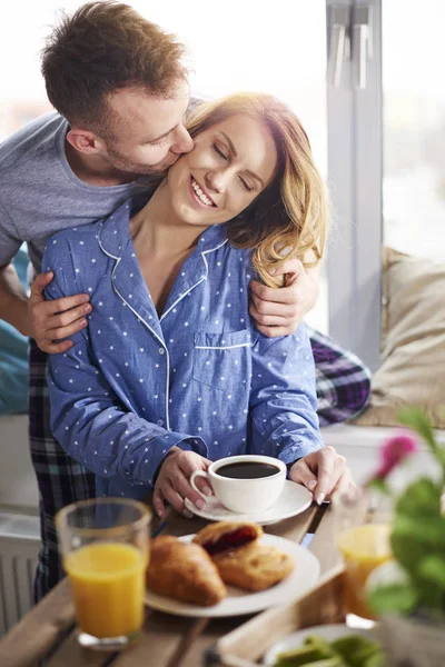 Beau couple en pyjama — Photo